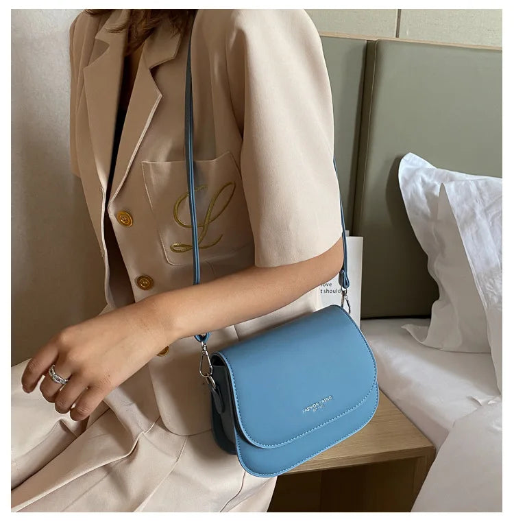 Bolsa Feminina Estilo Saddle em Couro PU – Bolsa Transversal Fashion com Correntes e Design Elegante
