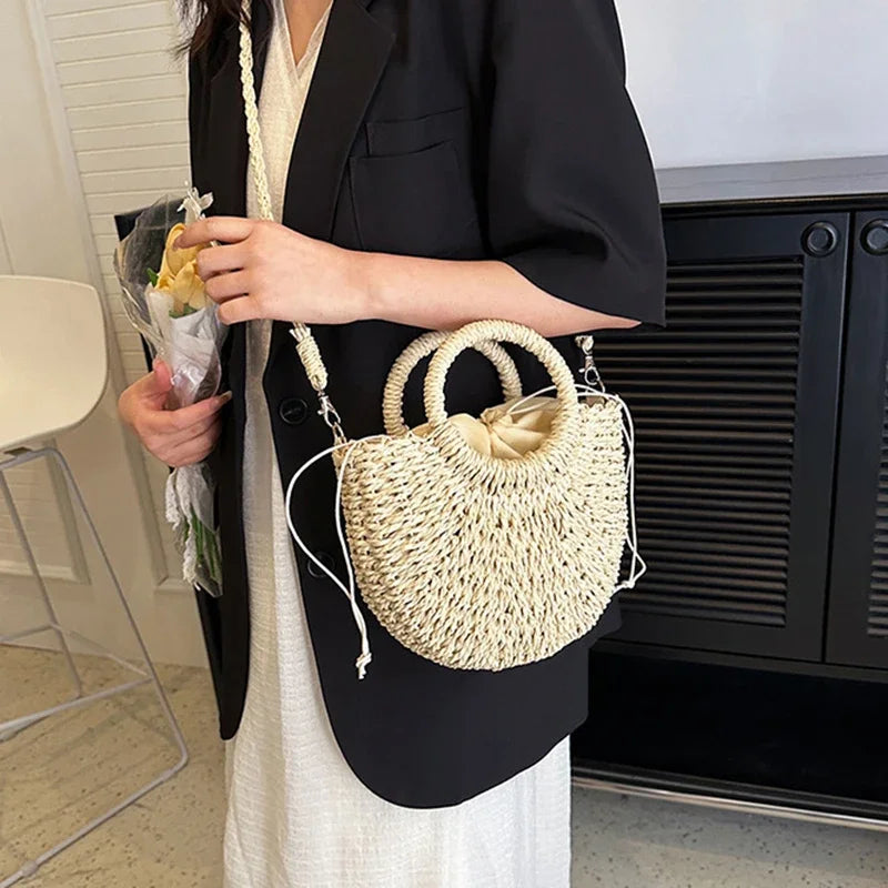 Bolsa de Praia Feminina em Palha Trançada – Formato Meia-Lua com Grande Capacidade e Estilo Verão