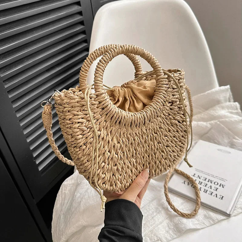 Bolsa de Praia Feminina em Palha Trançada – Formato Meia-Lua com Grande Capacidade e Estilo Verão