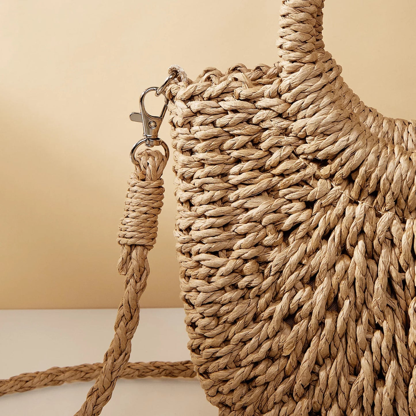 Bolsa de Praia Feminina em Palha Trançada – Formato Meia-Lua com Grande Capacidade e Estilo Verão