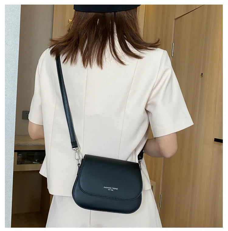 Bolsa Feminina Estilo Saddle em Couro PU – Bolsa Transversal Fashion com Correntes e Design Elegante