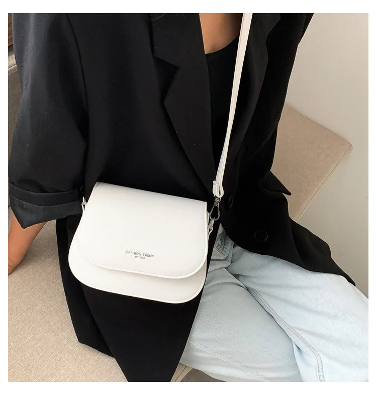 Bolsa Feminina Estilo Saddle em Couro PU – Bolsa Transversal Fashion com Correntes e Design Elegante