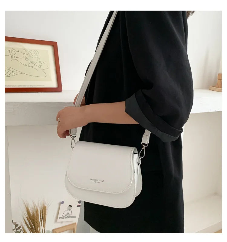 Bolsa Feminina Estilo Saddle em Couro PU – Bolsa Transversal Fashion com Correntes e Design Elegante