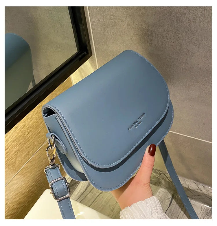 Bolsa Feminina Estilo Saddle em Couro PU – Bolsa Transversal Fashion com Correntes e Design Elegante