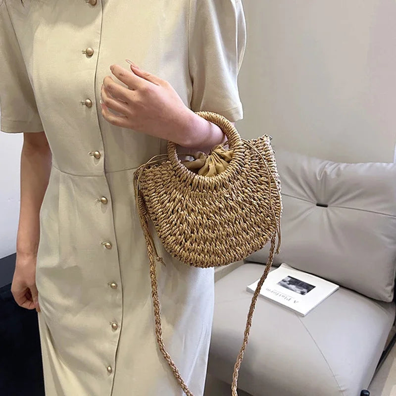Bolsa de Praia Feminina em Palha Trançada – Formato Meia-Lua com Grande Capacidade e Estilo Verão