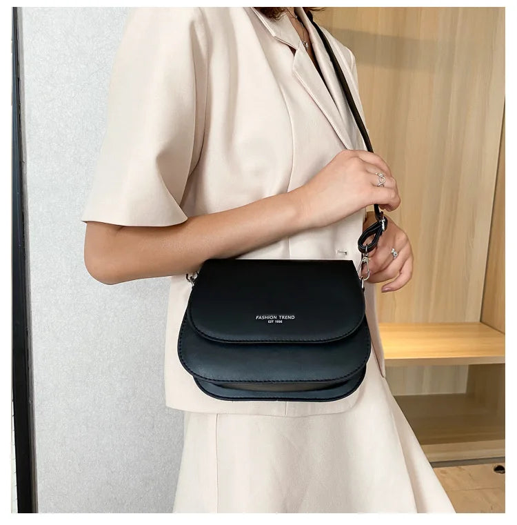 Bolsa Feminina Estilo Saddle em Couro PU – Bolsa Transversal Fashion com Correntes e Design Elegante