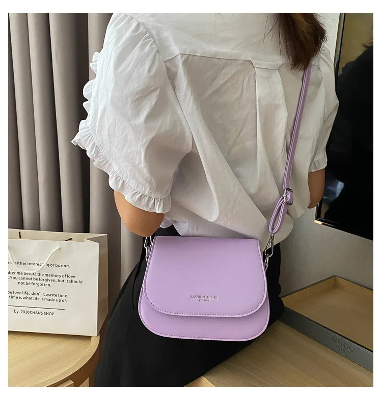 Bolsa Feminina Estilo Saddle em Couro PU – Bolsa Transversal Fashion com Correntes e Design Elegante