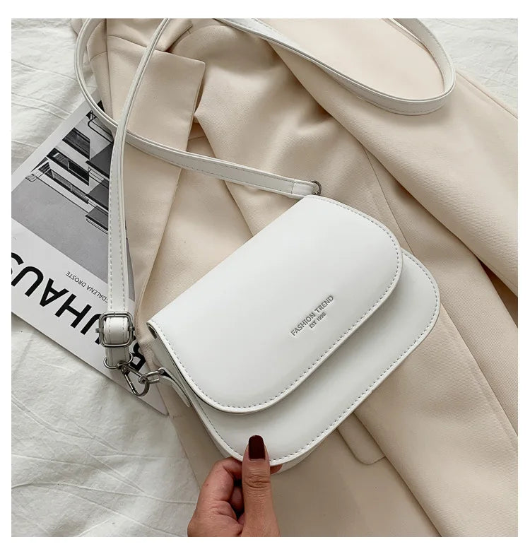 Bolsa Feminina Estilo Saddle em Couro PU – Bolsa Transversal Fashion com Correntes e Design Elegante
