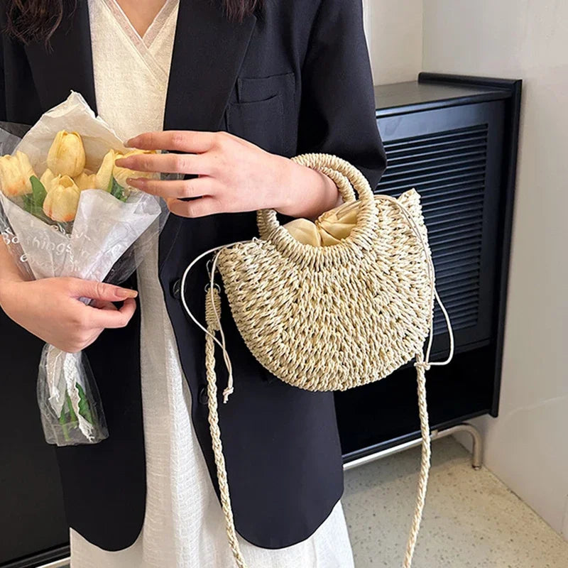 Bolsa de Praia Feminina em Palha Trançada – Formato Meia-Lua com Grande Capacidade e Estilo Verão