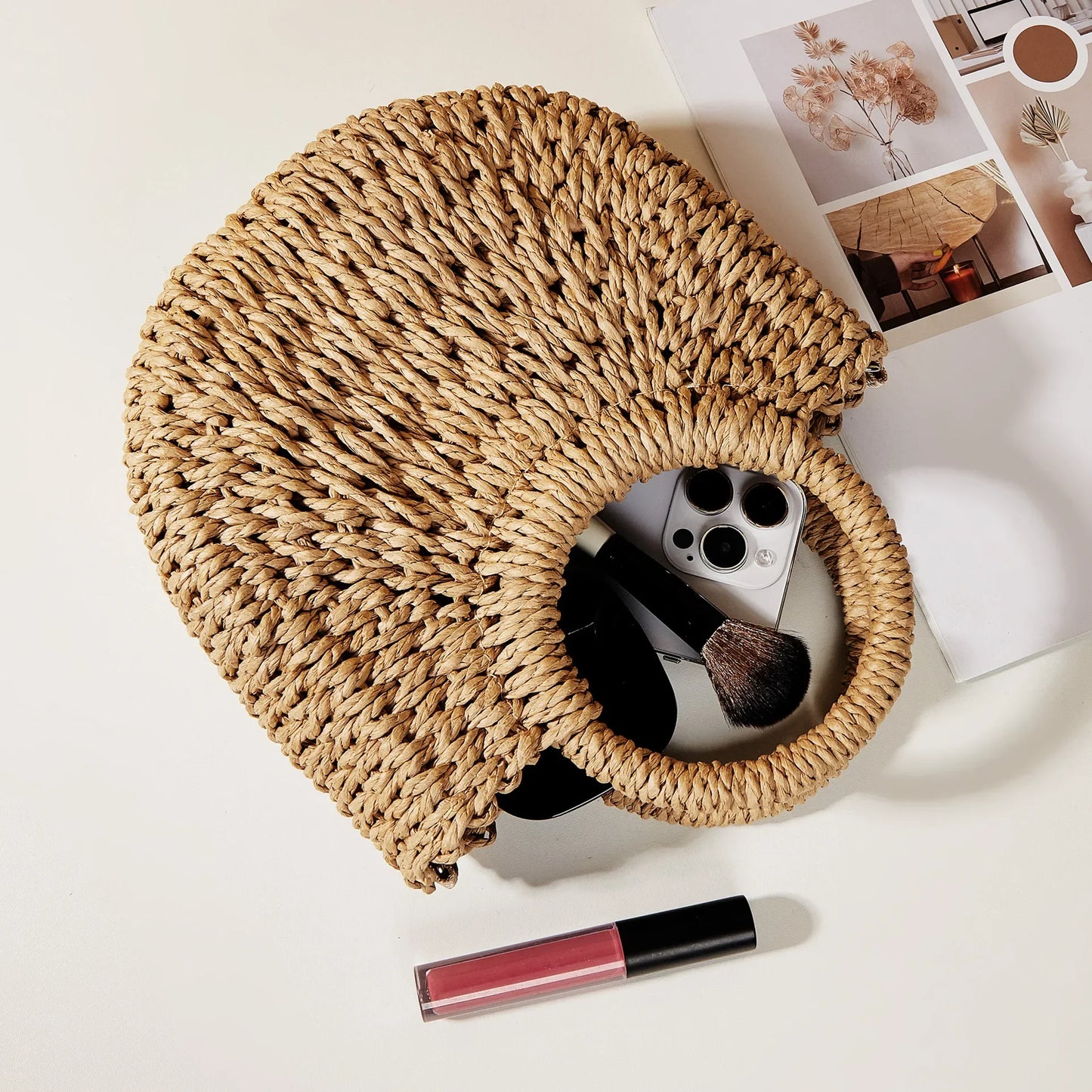 Bolsa de Praia Feminina em Palha Trançada – Formato Meia-Lua com Grande Capacidade e Estilo Verão
