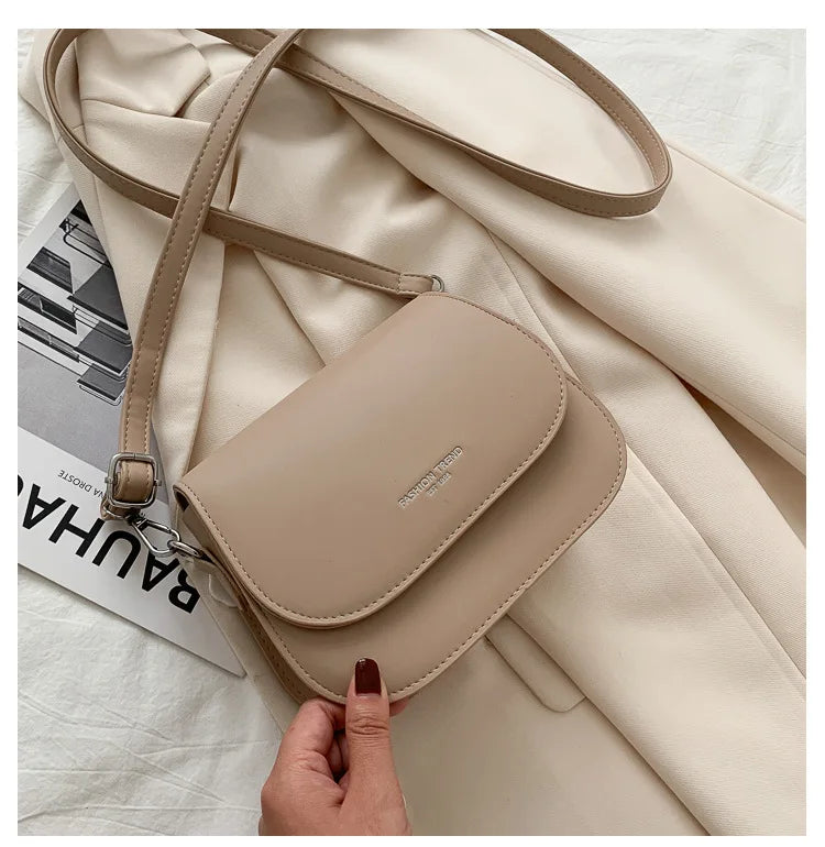 Bolsa Feminina Estilo Saddle em Couro PU – Bolsa Transversal Fashion com Correntes e Design Elegante