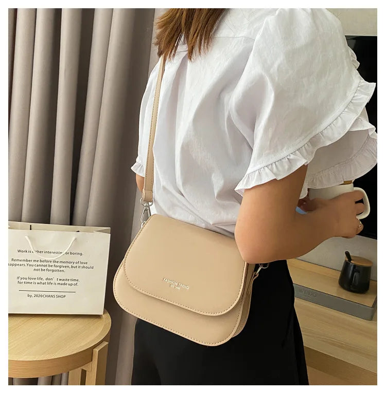 Bolsa Feminina Estilo Saddle em Couro PU – Bolsa Transversal Fashion com Correntes e Design Elegante