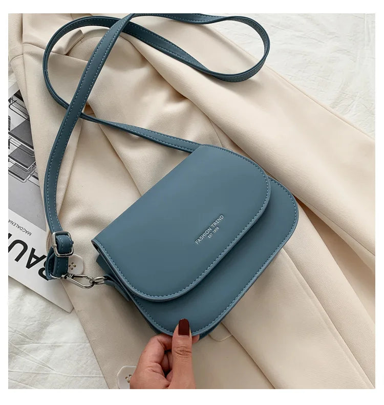 Bolsa Feminina Estilo Saddle em Couro PU – Bolsa Transversal Fashion com Correntes e Design Elegante