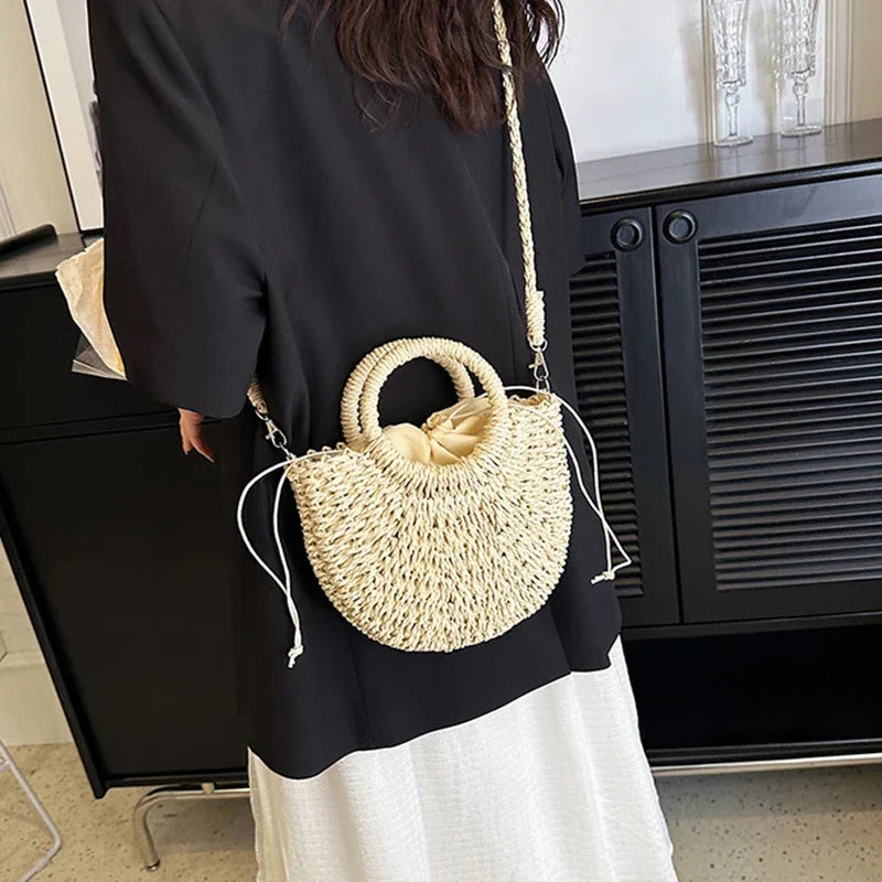 Bolsa de Praia Feminina em Palha Trançada – Formato Meia-Lua com Grande Capacidade e Estilo Verão