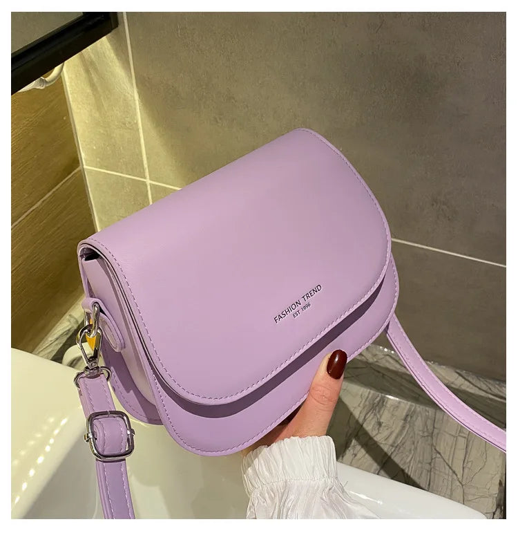 Bolsa Feminina Estilo Saddle em Couro PU – Bolsa Transversal Fashion com Correntes e Design Elegante