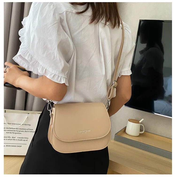 Bolsa Feminina Estilo Saddle em Couro PU – Bolsa Transversal Fashion com Correntes e Design Elegante