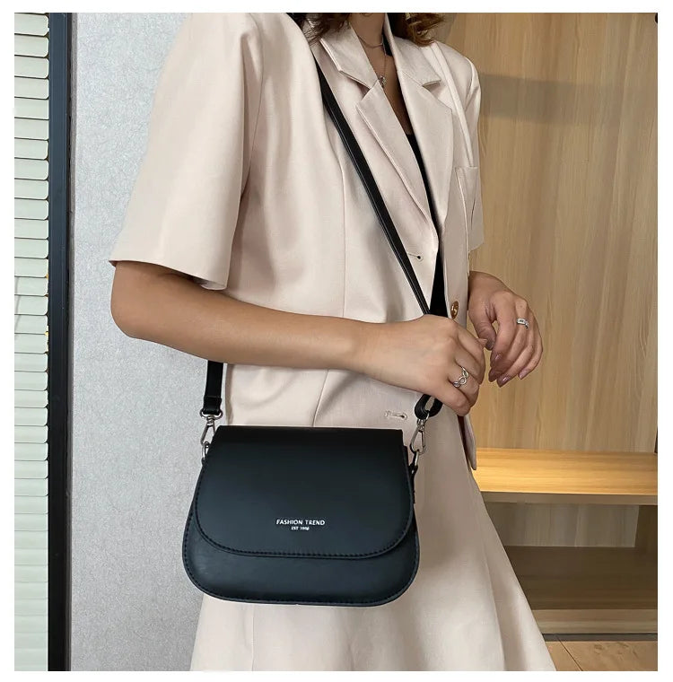 Bolsa Feminina Estilo Saddle em Couro PU – Bolsa Transversal Fashion com Correntes e Design Elegante