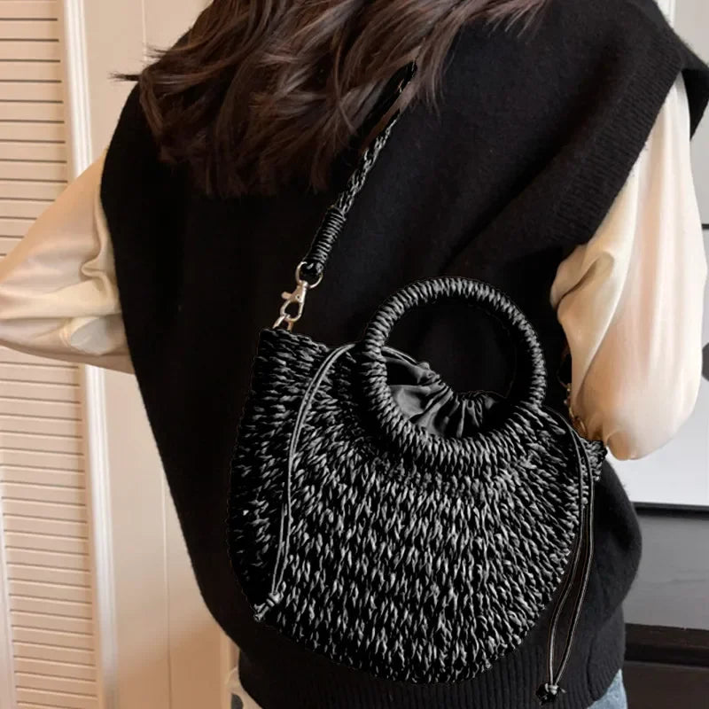 Bolsa de Praia Feminina em Palha Trançada – Formato Meia-Lua com Grande Capacidade e Estilo Verão