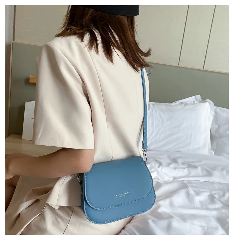 Bolsa Feminina Estilo Saddle em Couro PU – Bolsa Transversal Fashion com Correntes e Design Elegante