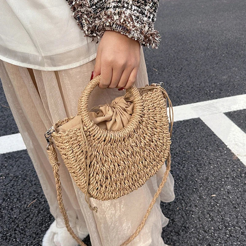 Bolsa de Praia Feminina em Palha Trançada – Formato Meia-Lua com Grande Capacidade e Estilo Verão