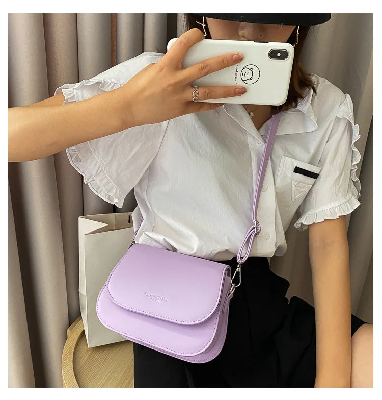 Bolsa Feminina Estilo Saddle em Couro PU – Bolsa Transversal Fashion com Correntes e Design Elegante