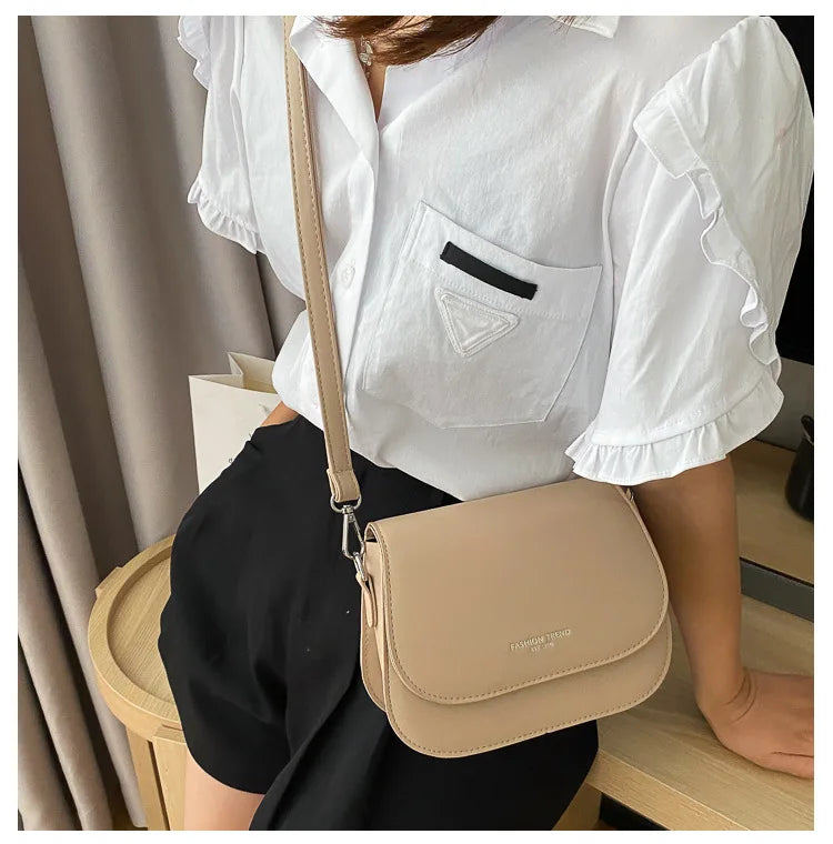 Bolsa Feminina Estilo Saddle em Couro PU – Bolsa Transversal Fashion com Correntes e Design Elegante