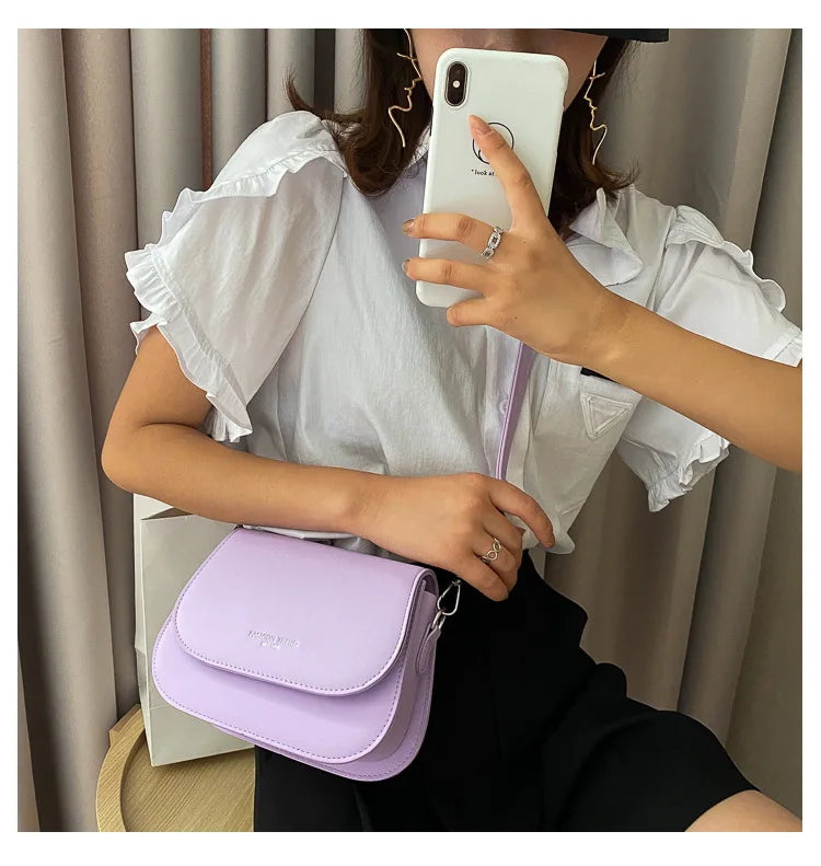Bolsa Feminina Estilo Saddle em Couro PU – Bolsa Transversal Fashion com Correntes e Design Elegante