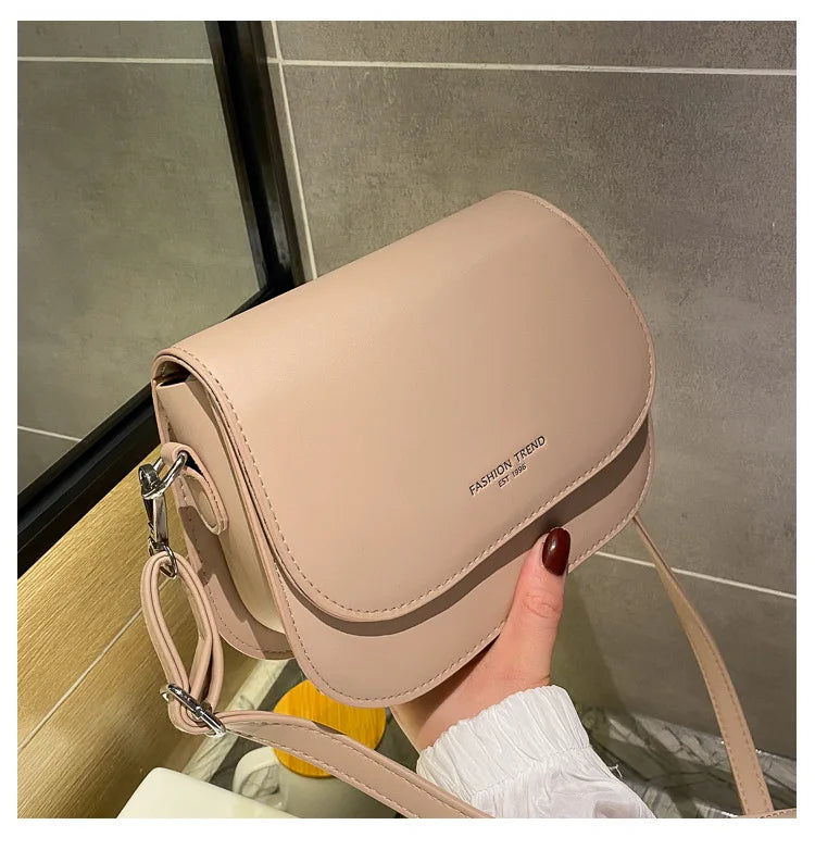 Bolsa Feminina Estilo Saddle em Couro PU – Bolsa Transversal Fashion com Correntes e Design Elegante