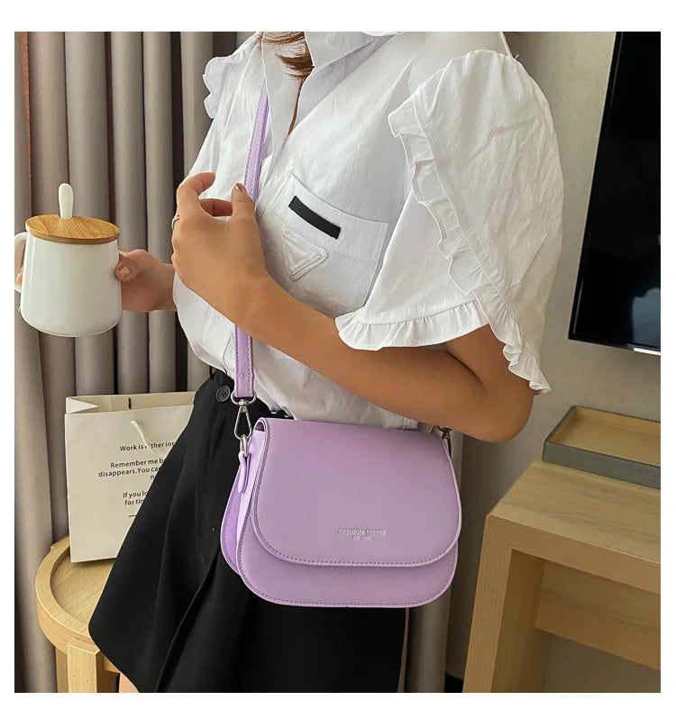 Bolsa Feminina Estilo Saddle em Couro PU – Bolsa Transversal Fashion com Correntes e Design Elegante