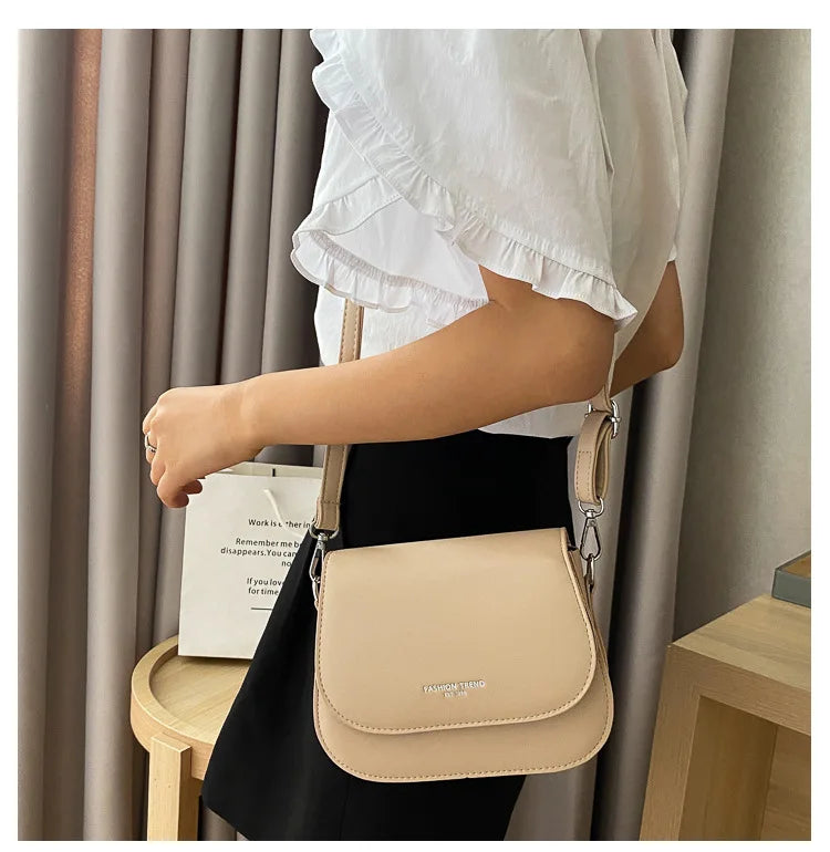 Bolsa Feminina Estilo Saddle em Couro PU – Bolsa Transversal Fashion com Correntes e Design Elegante