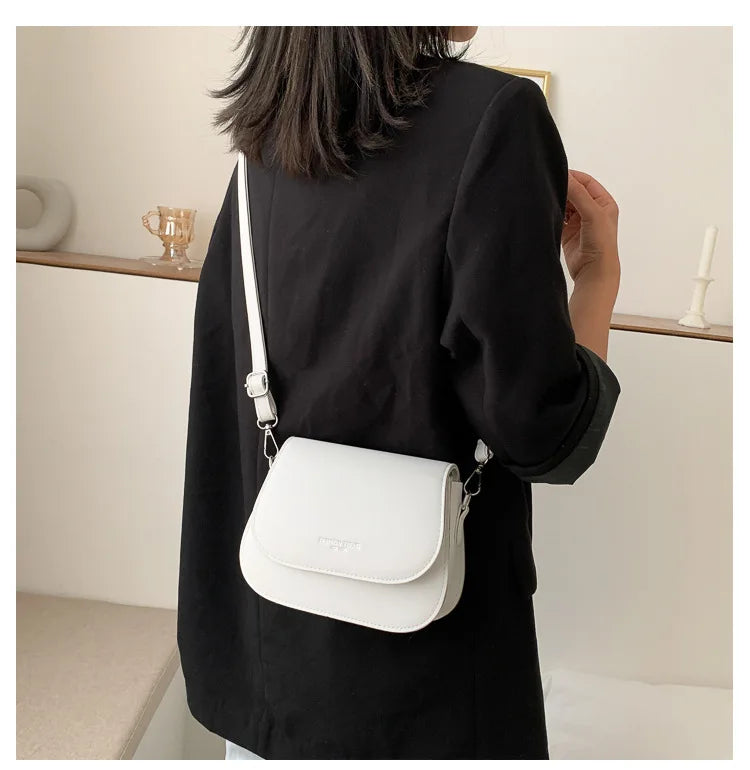 Bolsa Feminina Estilo Saddle em Couro PU – Bolsa Transversal Fashion com Correntes e Design Elegante