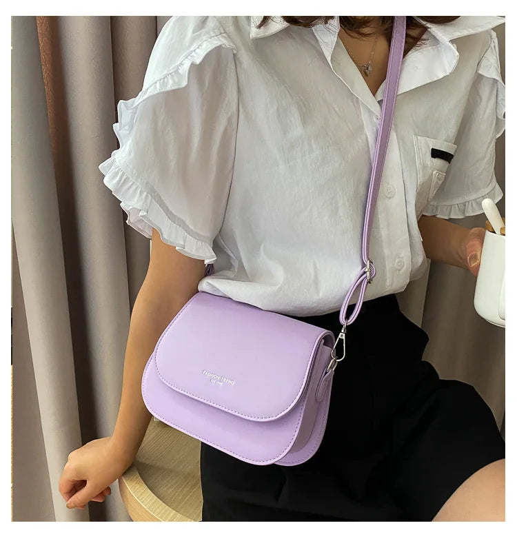 Bolsa Feminina Estilo Saddle em Couro PU – Bolsa Transversal Fashion com Correntes e Design Elegante