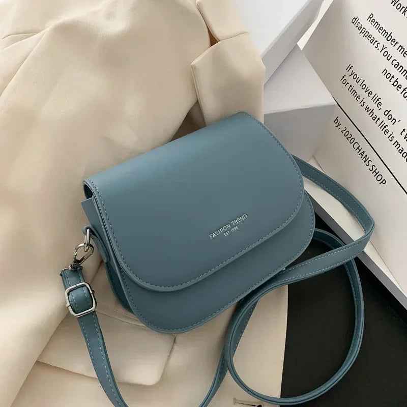Bolsa Feminina Estilo Saddle em Couro PU – Bolsa Transversal Fashion com Correntes e Design Elegante