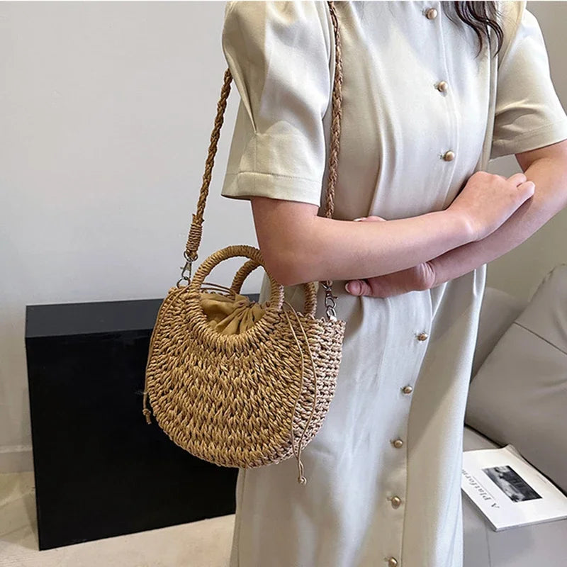 Bolsa de Praia Feminina em Palha Trançada – Formato Meia-Lua com Grande Capacidade e Estilo Verão