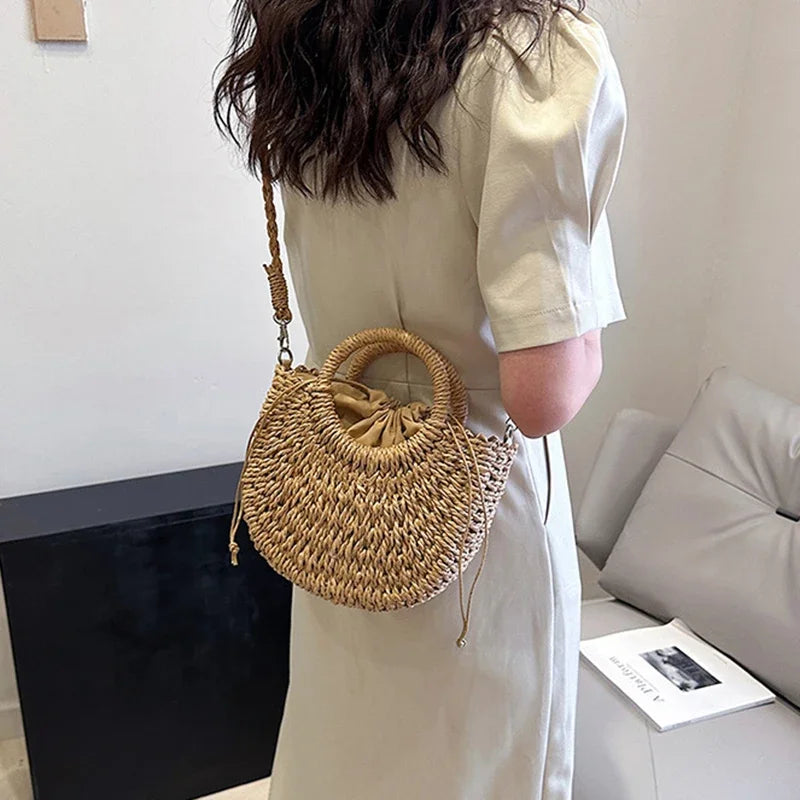 Bolsa de Praia Feminina em Palha Trançada – Formato Meia-Lua com Grande Capacidade e Estilo Verão