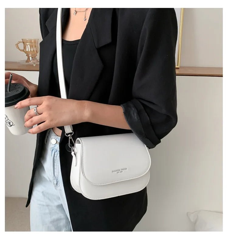 Bolsa Feminina Estilo Saddle em Couro PU – Bolsa Transversal Fashion com Correntes e Design Elegante