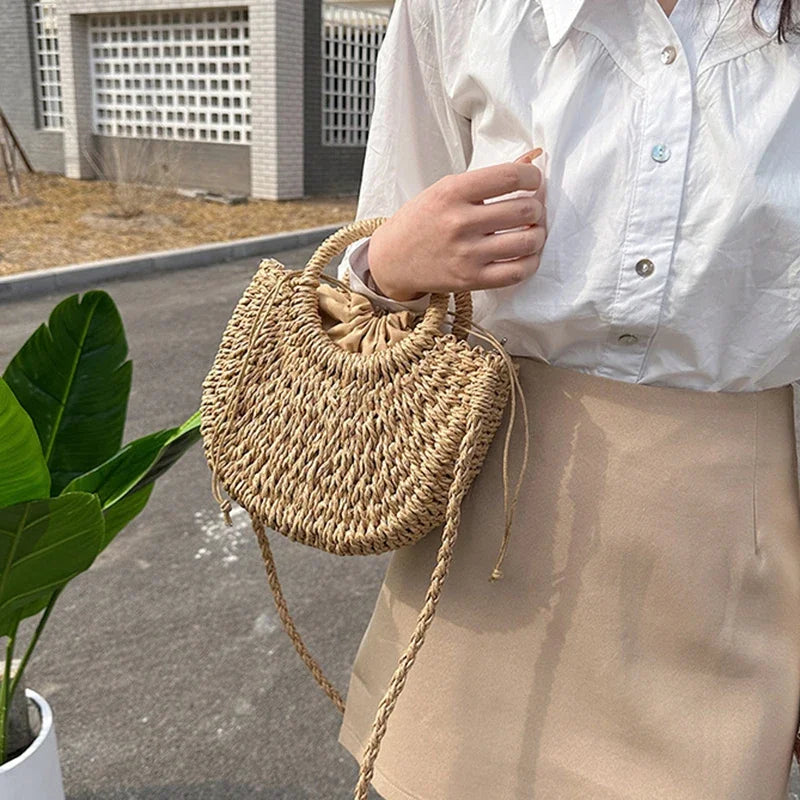 Bolsa de Praia Feminina em Palha Trançada – Formato Meia-Lua com Grande Capacidade e Estilo Verão