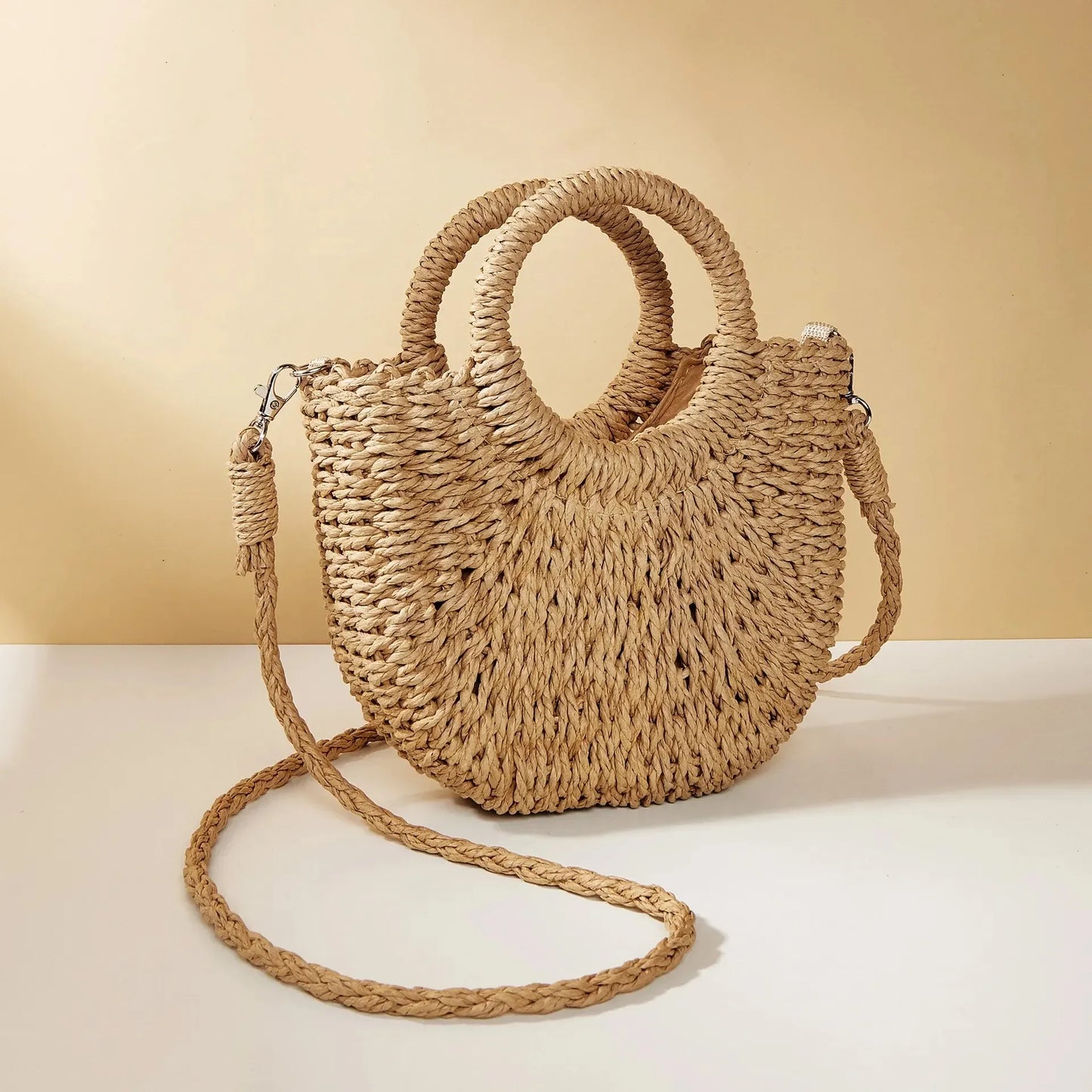 Bolsa de Praia Feminina em Palha Trançada – Formato Meia-Lua com Grande Capacidade e Estilo Verão