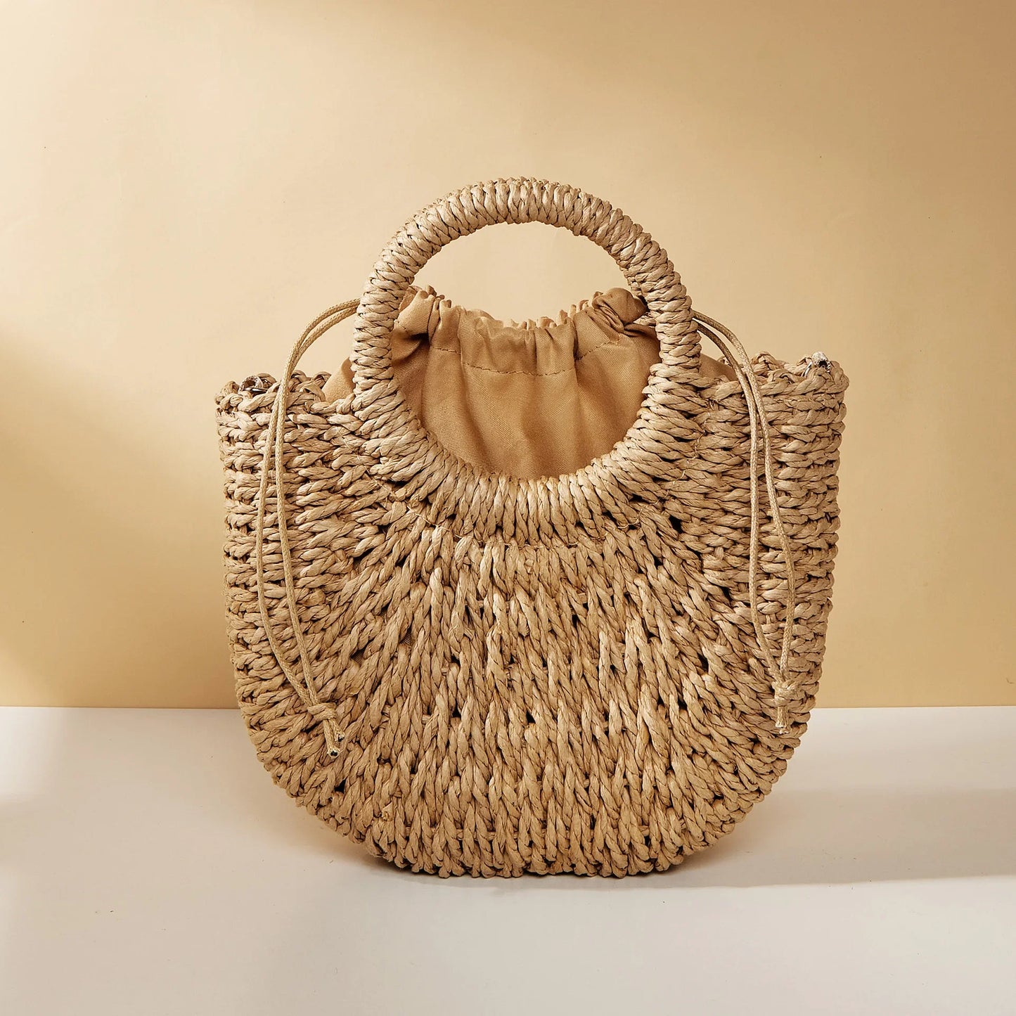 Bolsa de Praia Feminina em Palha Trançada – Formato Meia-Lua com Grande Capacidade e Estilo Verão