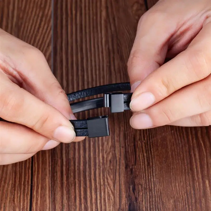 Pulseira Masculina em Couro Preto – Dupla Camada com Detalhe em Aço Inoxidável