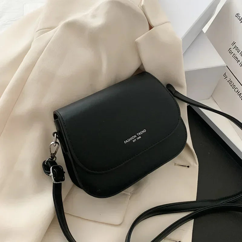 Bolsa Feminina Estilo Saddle em Couro PU – Bolsa Transversal Fashion com Correntes e Design Elegante