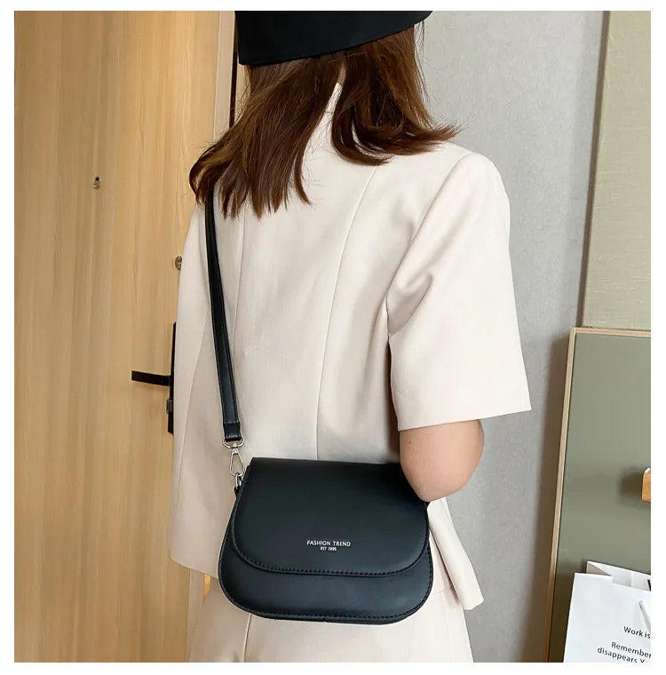 Bolsa Feminina Estilo Saddle em Couro PU – Bolsa Transversal Fashion com Correntes e Design Elegante