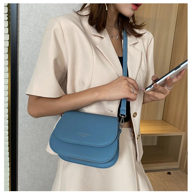 Bolsa Feminina Estilo Saddle em Couro PU – Bolsa Transversal Fashion com Correntes e Design Elegante