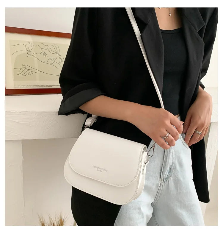Bolsa Feminina Estilo Saddle em Couro PU – Bolsa Transversal Fashion com Correntes e Design Elegante