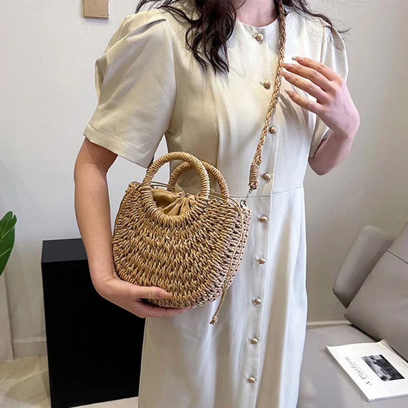 Bolsa de Praia Feminina em Palha Trançada – Formato Meia-Lua com Grande Capacidade e Estilo Verão