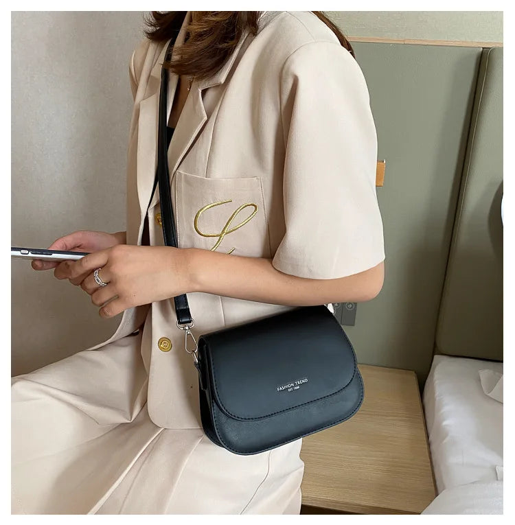 Bolsa Feminina Estilo Saddle em Couro PU – Bolsa Transversal Fashion com Correntes e Design Elegante