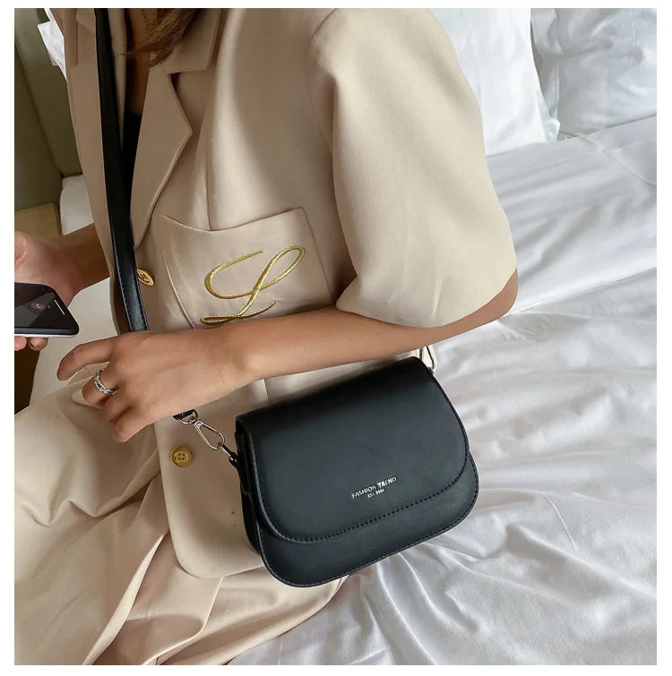 Bolsa Feminina Estilo Saddle em Couro PU – Bolsa Transversal Fashion com Correntes e Design Elegante