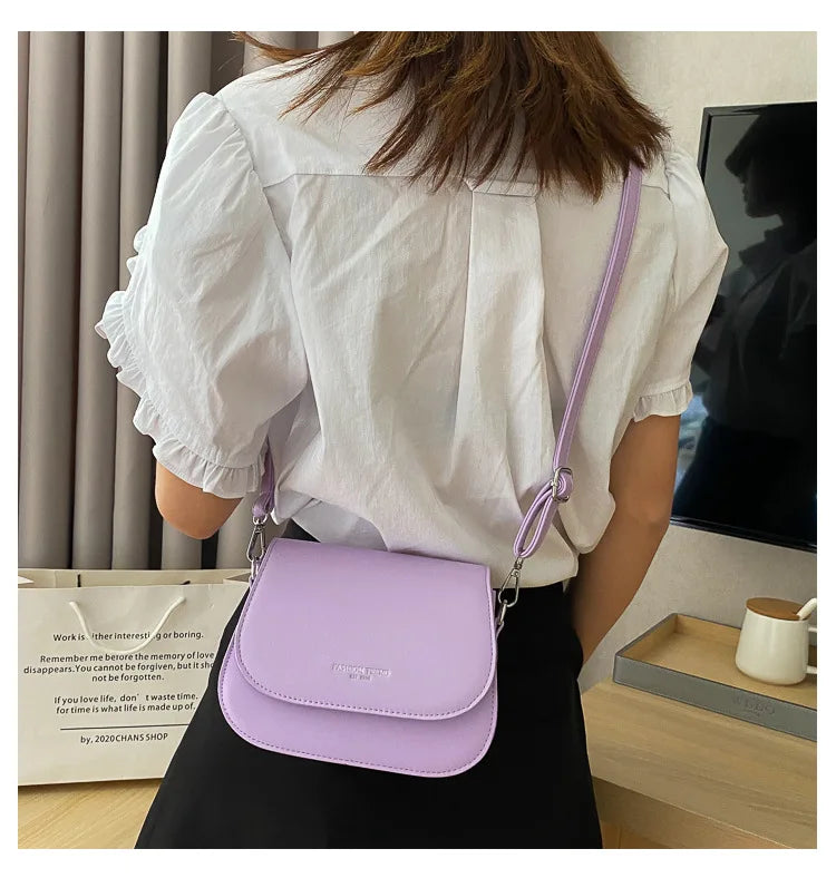 Bolsa Feminina Estilo Saddle em Couro PU – Bolsa Transversal Fashion com Correntes e Design Elegante
