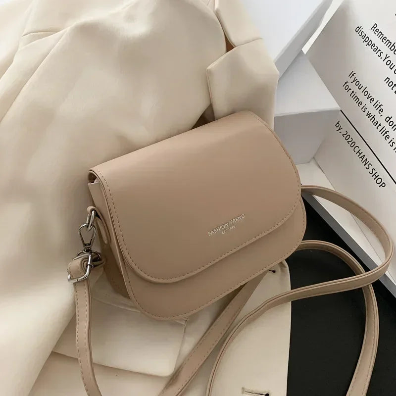Bolsa Feminina Estilo Saddle em Couro PU – Bolsa Transversal Fashion com Correntes e Design Elegante