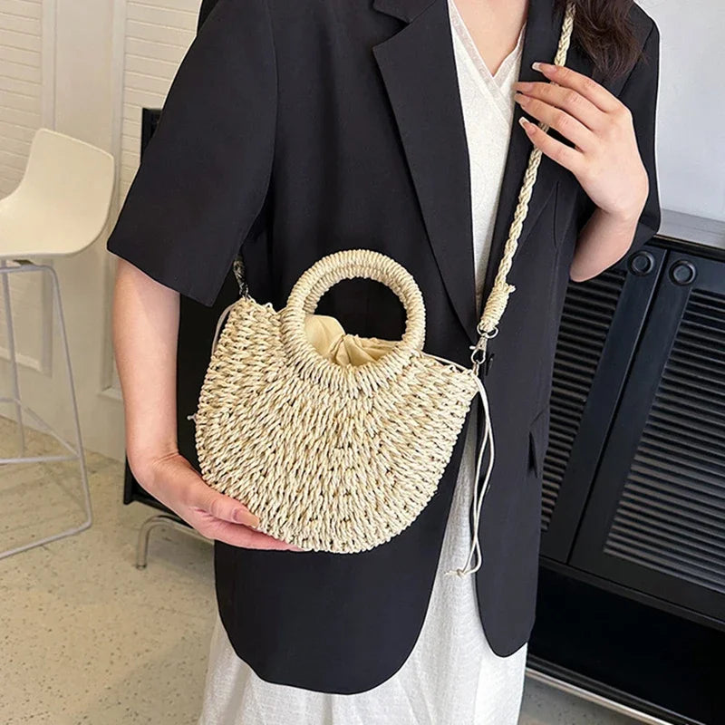 Bolsa de Praia Feminina em Palha Trançada – Formato Meia-Lua com Grande Capacidade e Estilo Verão